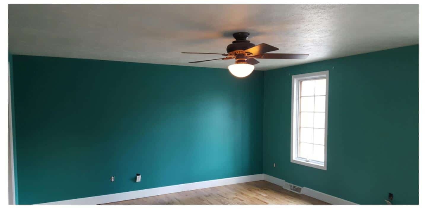 Habitación pintada de color turquesa, resultado después del trabajo