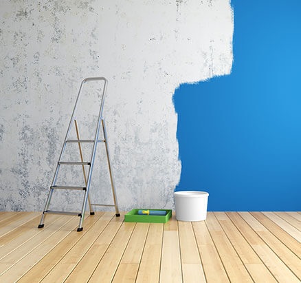 Pared a medio pintar de azul, transición de gris a color vibrante