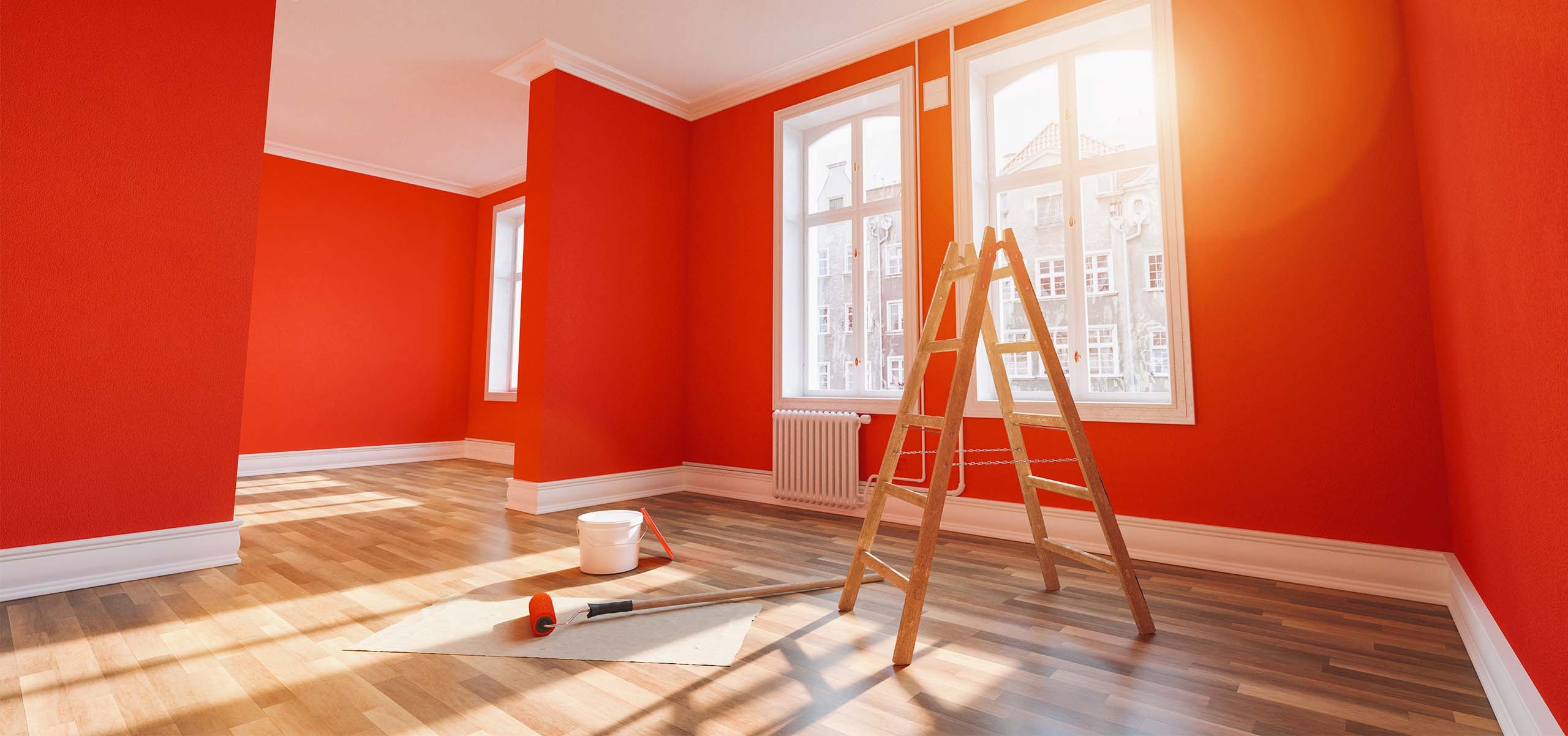 Sala amplia recién pintada en tono naranja vibrante