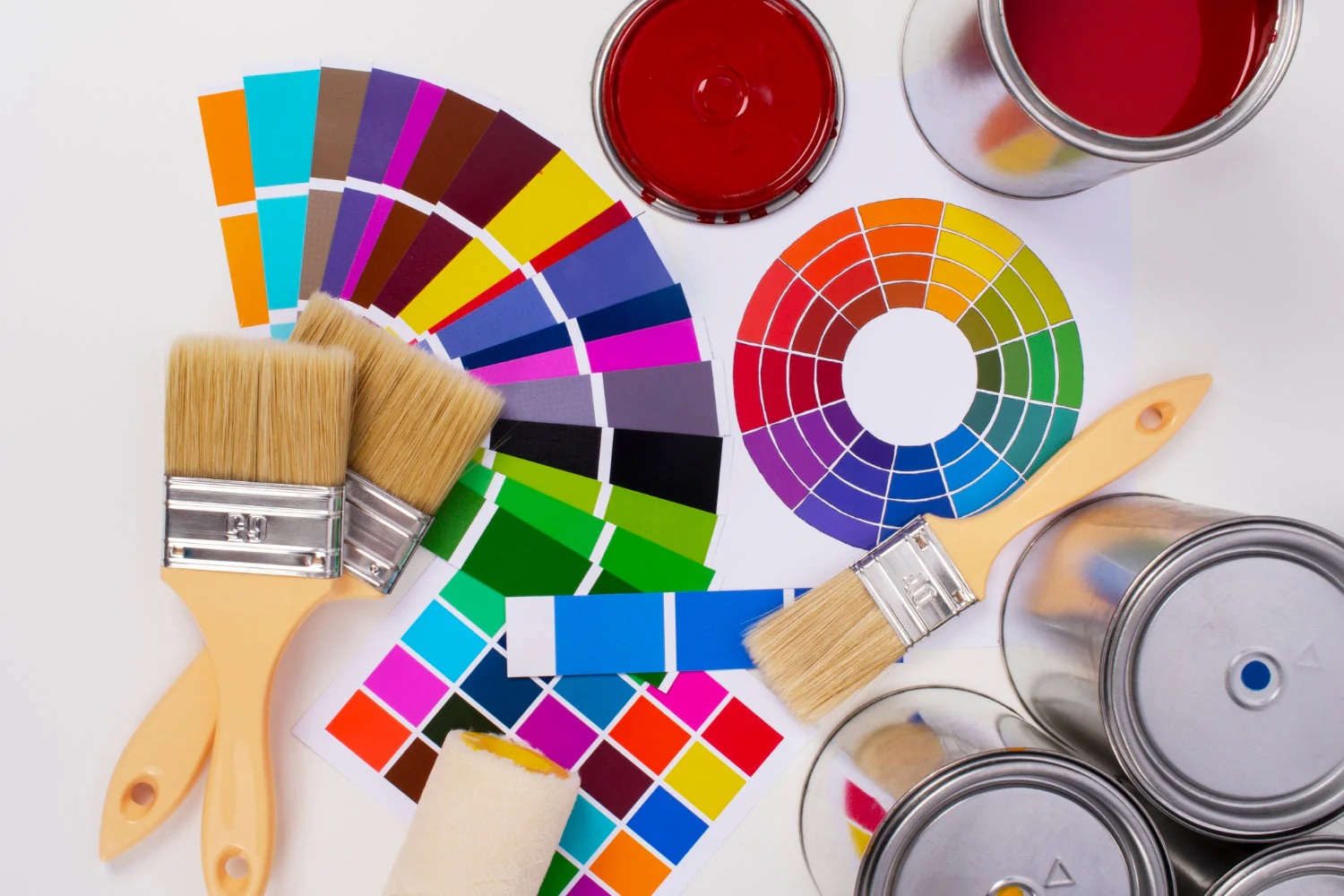 Rueda de color, muestras y brochas sobre una mesa